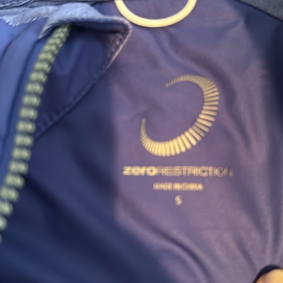 Women’s Zero Restriction TESS vest in purple. Like new! - Picture 3 of 4